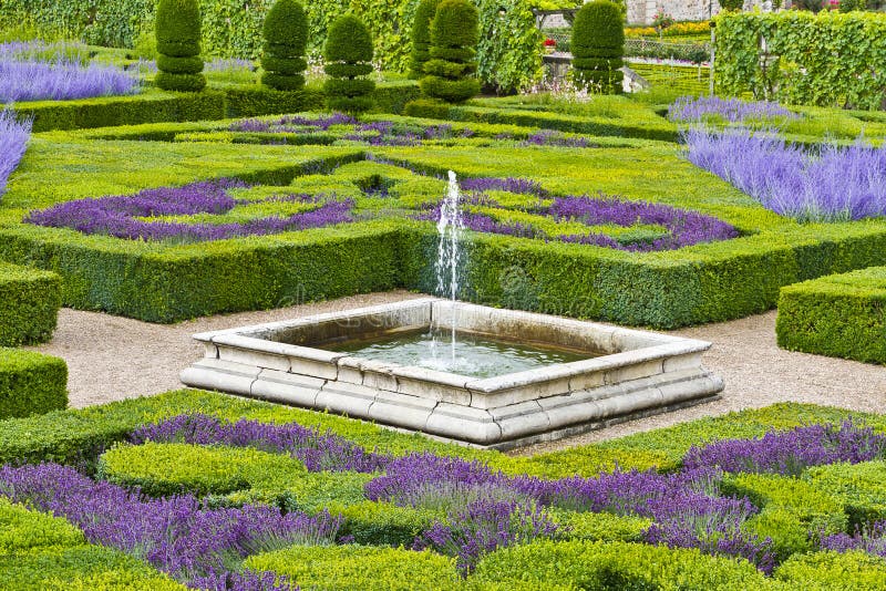 Griechischer Garten stockfoto. Bild von gebäude, violett