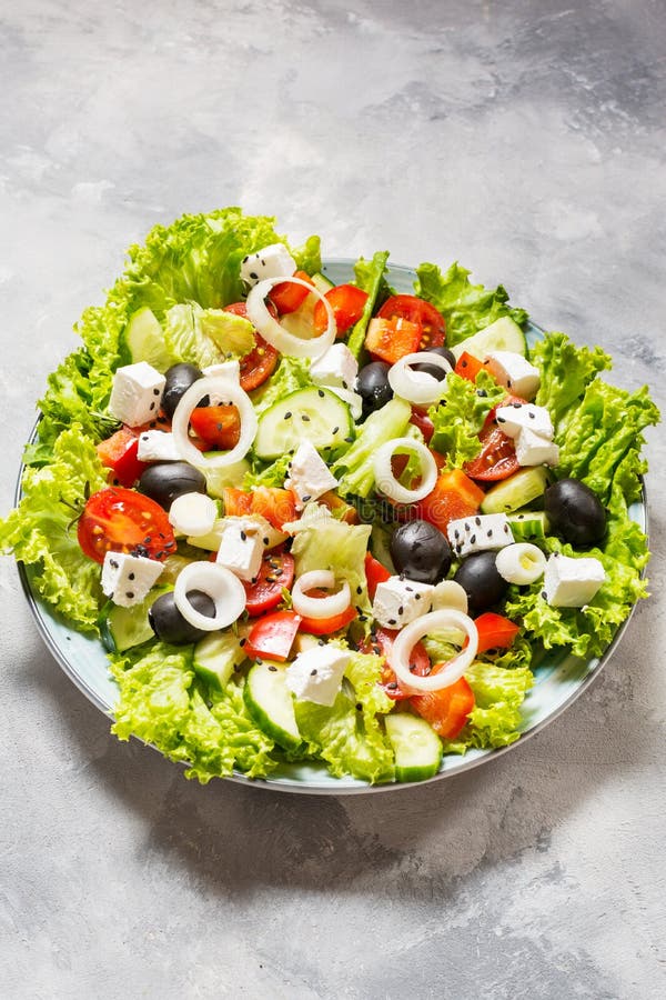 Traditioneller Griechischer Salat Mit Frischgemüse, Feta Und Oliven Auf ...