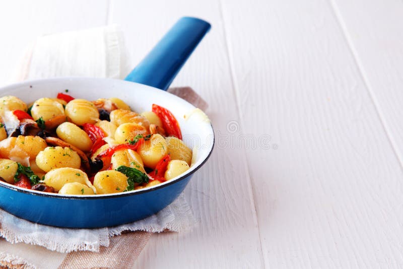 Traditioneller Italienischer Gnocchi Mit Pilzen Stockfoto - Bild von ...