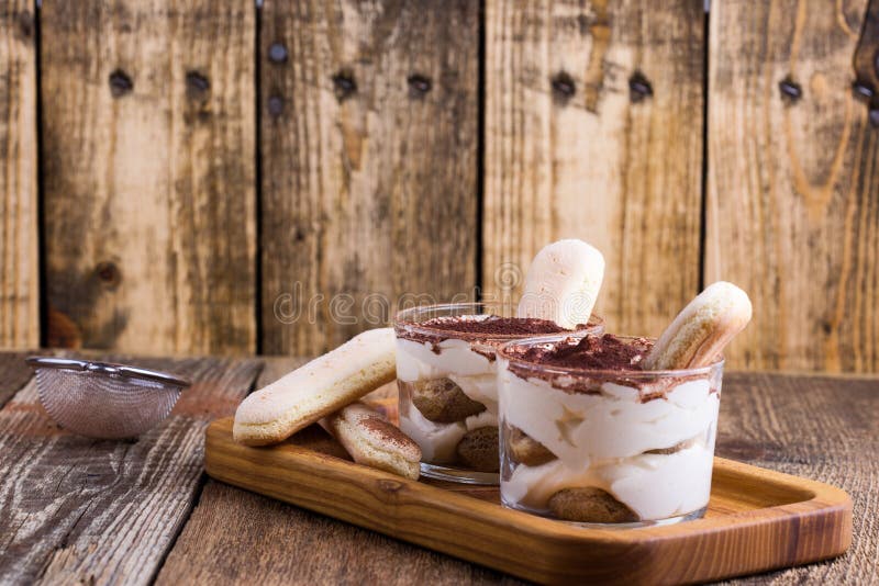 Traditioneller italienischer Nachtisch Tiramisu in den Gläsern stockfotografie Traditioneller italienischer Nachtisch Tiramisu in den Gläsern stockfotografie