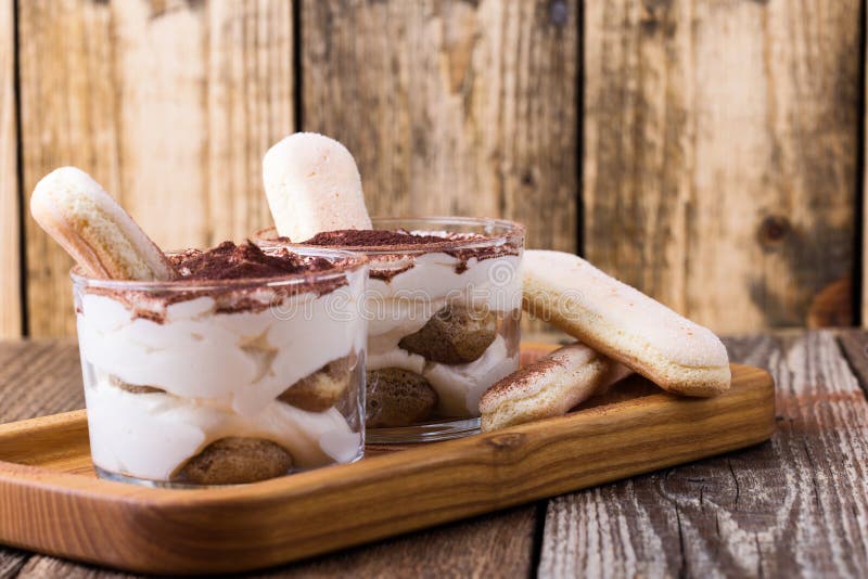 Traditioneller italienischer Nachtisch Tiramisu in den Gläsern lizenzfreies stockfoto Traditioneller italienischer Nachtisch Tiramisu in den Gläsern lizenzfreies stockfoto