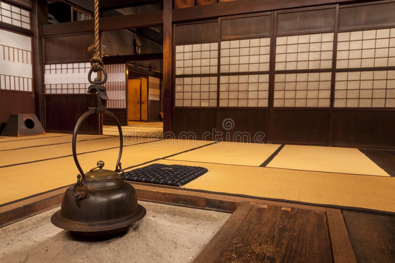 Traditioneller japanischer Hauptinnenraum mit hängendem Teetopf stockbilder Traditioneller japanischer Hauptinnenraum mit hängendem Teetopf stockbilder