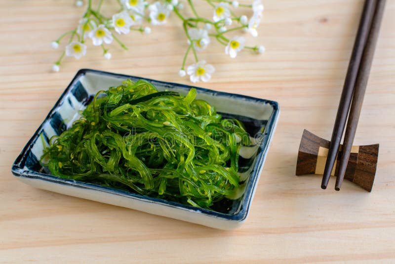 Traditioneller japanischer Meerespflanzensalat mit Essstäbchen