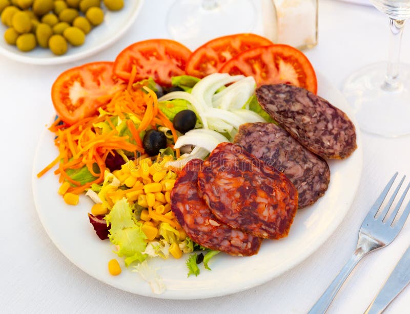 Traditioneller Katalanischer Salat Mit Wurst Stockfoto - Bild von ...