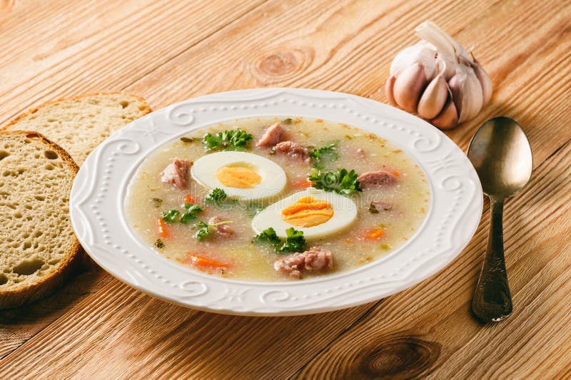 Traditionelle Polnische Ostern-Suppe - Zurek, Gedient Im Brotlaib ...
