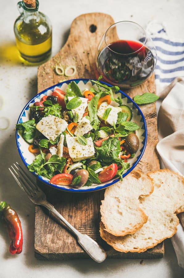 Traditioneller Selbst Gemachter Griechischer Salat Mit Feta Und Oliven ...