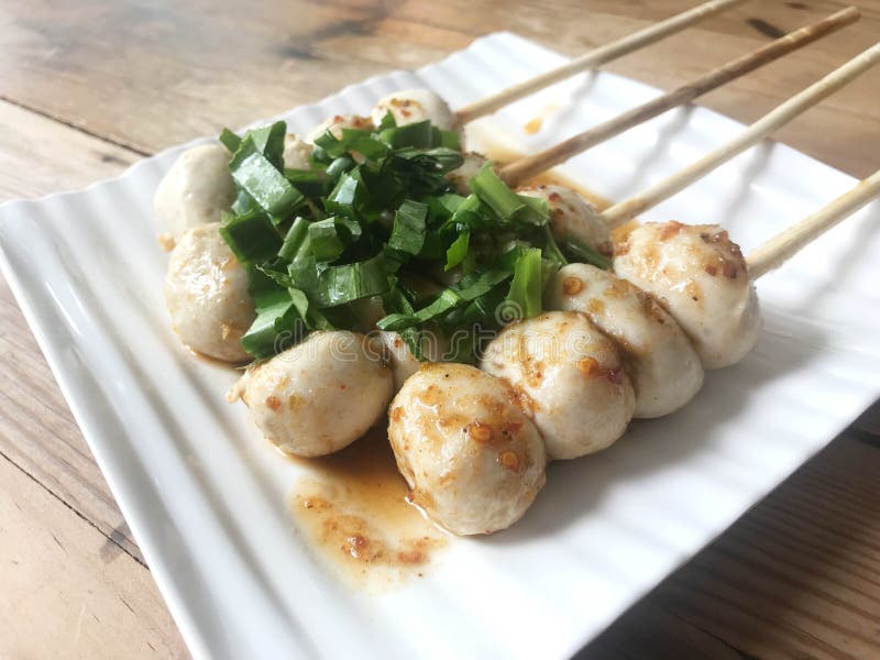 Traditioneller thailändischer Aperitif, gegrillter Schweinefleischball mit süßem würzigem s stockbilder Traditioneller thailändischer Aperitif, gegrillter Schweinefleischball mit süßem würzigem s stockbilder