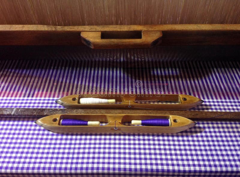 Traditioneller thailändischer spinnender Webstuhl und Shuttle für Textilproduktion stockfotos Traditioneller thailändischer spinnender Webstuhl und Shuttle für Textilproduktion stockfotos