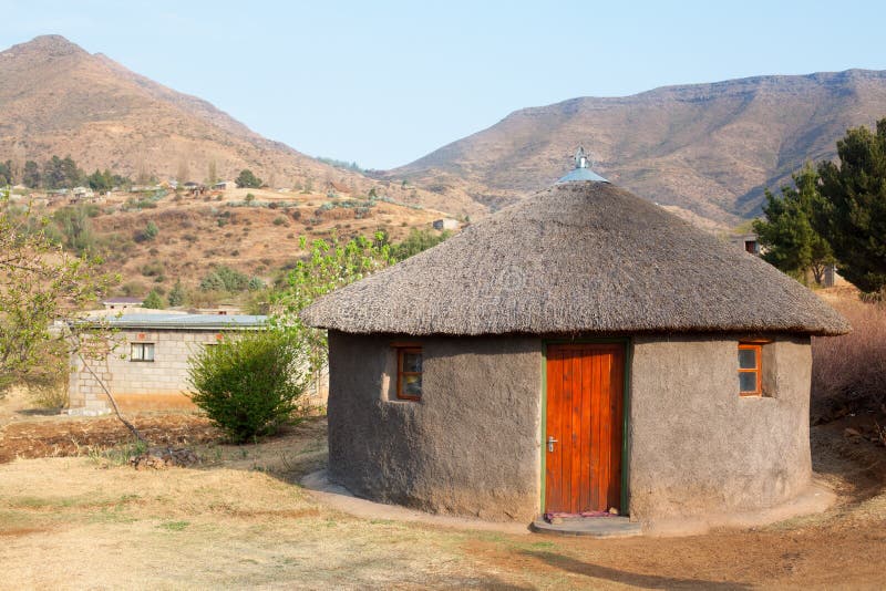 Traditionelles afrikanisches rundes Lehmhaus mit Strohdach im Dorf, Königreich Lesotho, südlicher Afrika, ethnisches Basothohaus stockfotografie Traditionelles afrikanisches rundes Lehmhaus mit Strohdach im Dorf, Königreich Lesotho, südlicher Afrika, ethnisches Basothohaus stockfotografie