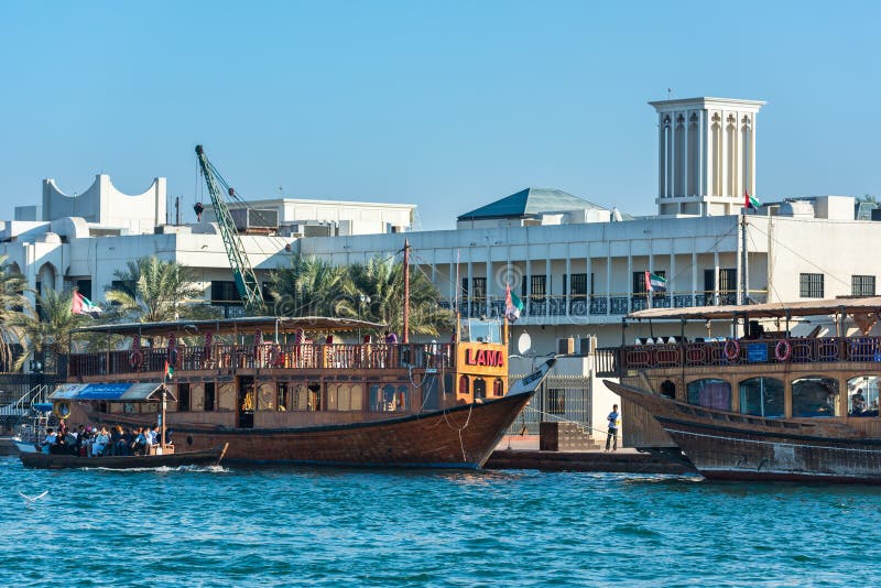 Traditionelles Arabisches Boot Bei Dubai Creek, UAE Redaktionelles