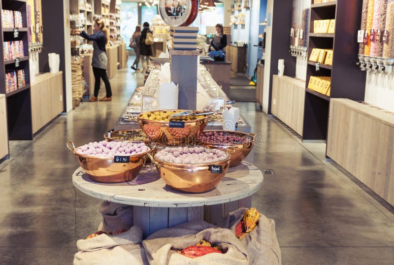 Traditionelles belgisches Schokoladengeschäft Innen mit variey von Süßigkeiten und von Bonbons lizenzfreie stockbilder Traditionelles belgisches Schokoladengeschäft Innen mit variey von Süßigkeiten und von Bonbons lizenzfreie stockbilder