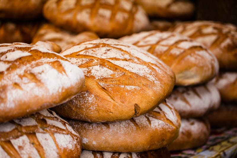 Traditionelles Brot Im Polnischen Lebensmittelmarkt in Krakau, Polen ...