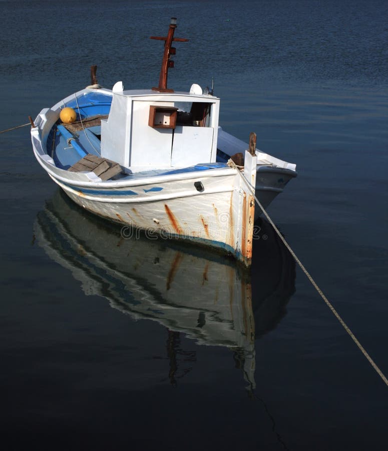 Fischerboot Und Altes Frachtschiff Griechenland Stockbild Bild von