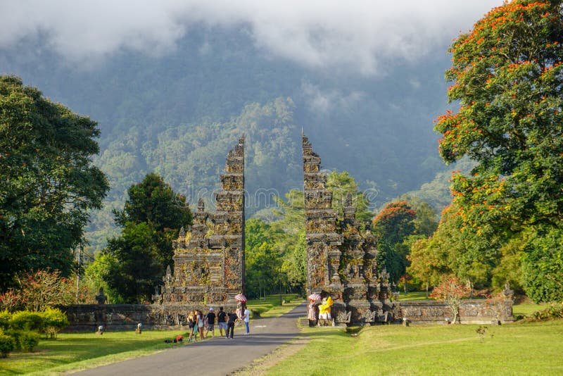 Traditionelles hindisches Tor Candi Bentar, Bedugul in Bali, Indonesien Eingang zum hindischen Tempel Candi Bentar-Tor stockbilder Traditionelles hindisches Tor Candi Bentar, Bedugul in Bali, Indonesien Eingang zum hindischen Tempel Candi Bentar-Tor stockbilder