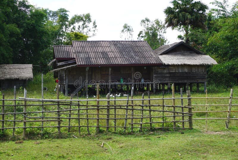 Traditionelles hölzernes Pfahlhaus in ländlichem Laos lizenzfreies stockbild Traditionelles hölzernes Pfahlhaus in ländlichem Laos lizenzfreies stockbild