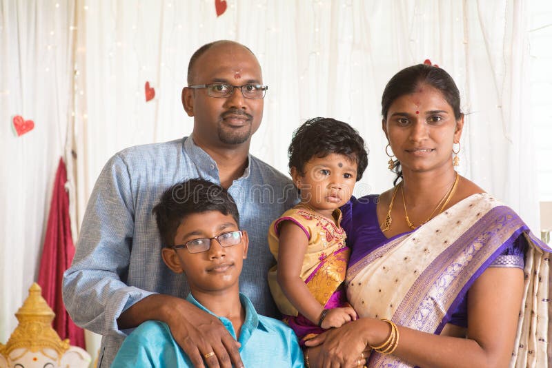 Traditionelles Indien-Familienporträt stockfotografie Traditionelles Indien-Familienporträt stockfotografie