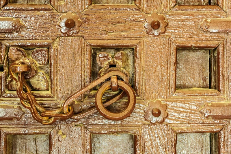 Traditionelles indisches Türklopfer goldenes Fort von Jaisalmer, Rajast lizenzfreie stockbilder Traditionelles indisches Türklopfer goldenes Fort von Jaisalmer, Rajast lizenzfreie stockbilder