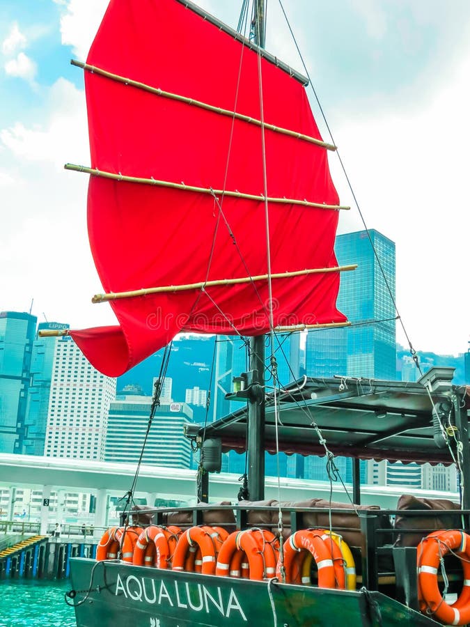 Traditionelles Junk-Segelboot Mit Roten Segeln Im Victoria Hafen