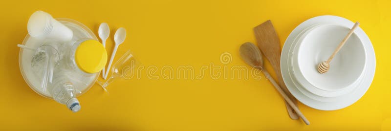 Traditionelles klassisches Frühstück Fried Eggs und Wurst auf einer weißes Quadrat-Porzellan-Platte Isoalted auf blauem Hintergru stockfotos Traditionelles klassisches Frühstück Fried Eggs und Wurst auf einer weißes Quadrat-Porzellan-Platte Isoalted auf blauem Hintergru stockfotos
