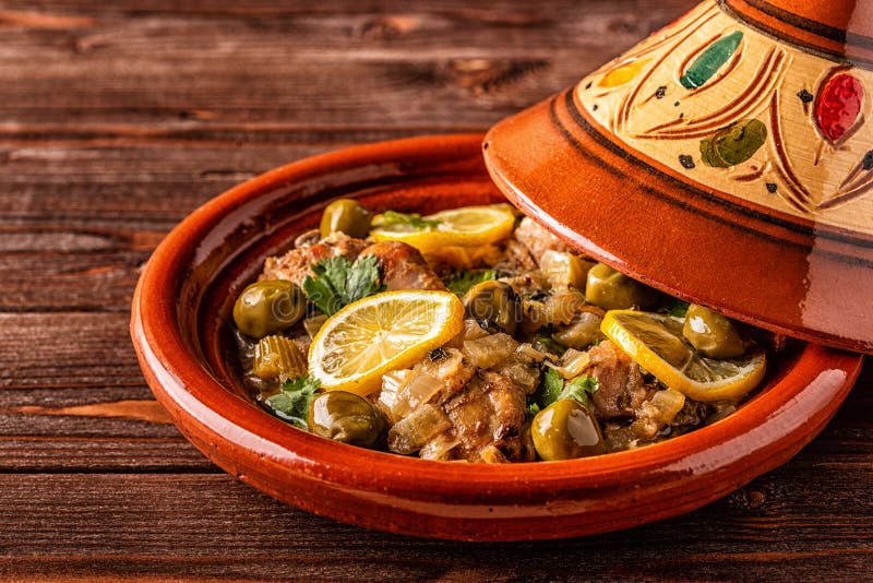 Traditionelles Marokkanisches Huhn-tagine Mit Oliven Und Gesalzenen ...