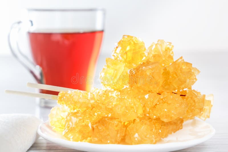 Traditionelles orientalisches Bonbons nabat - kristallisierter Zucker mit Tee Nahöstlicher und asiatischer Nachtisch