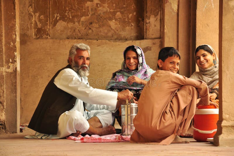 Traditionelles pakistanisches Familienessen