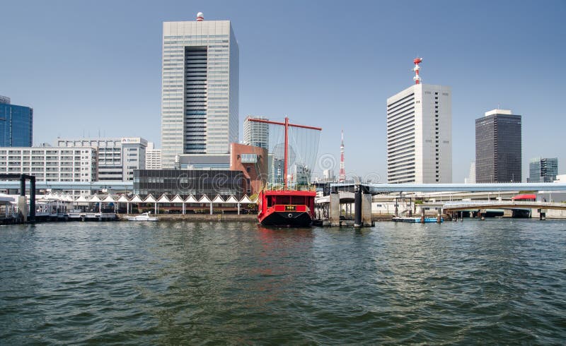 Traditionelles rotes Boot der japanischen Art an Tokyo-Bucht stockbild Traditionelles rotes Boot der japanischen Art an Tokyo-Bucht stockbild