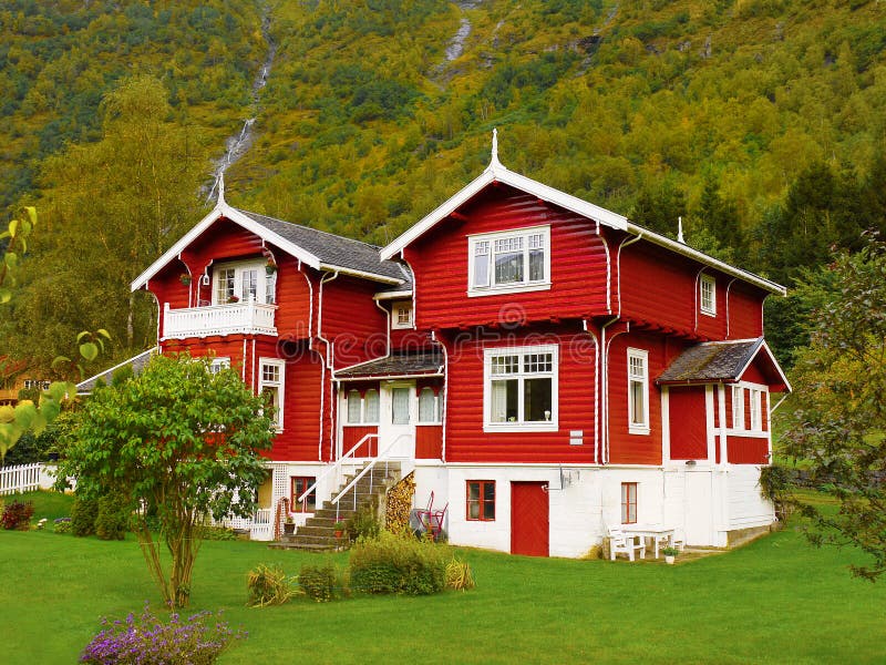 Traditionelles Rotes Holzhaus, Norwegen Stockfoto Bild von haupt