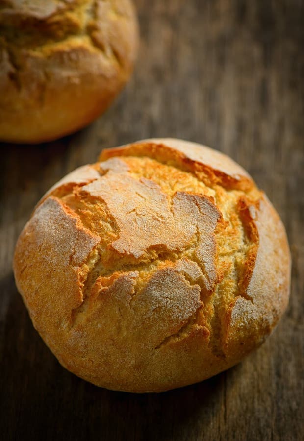 Traditionelles selbst gemachtes rundes Brot lizenzfreies stockfoto Traditionelles selbst gemachtes rundes Brot lizenzfreies stockfoto