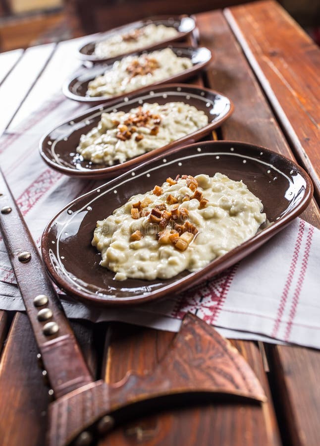 Traditionelles slowakisches Lebensmittel Halusky mit gebratenem Speck und decorati stockfoto