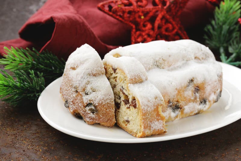 Traditionelles Weihnachten Stollen Kuchen Mit Rosinen Stockbild - Bild ...