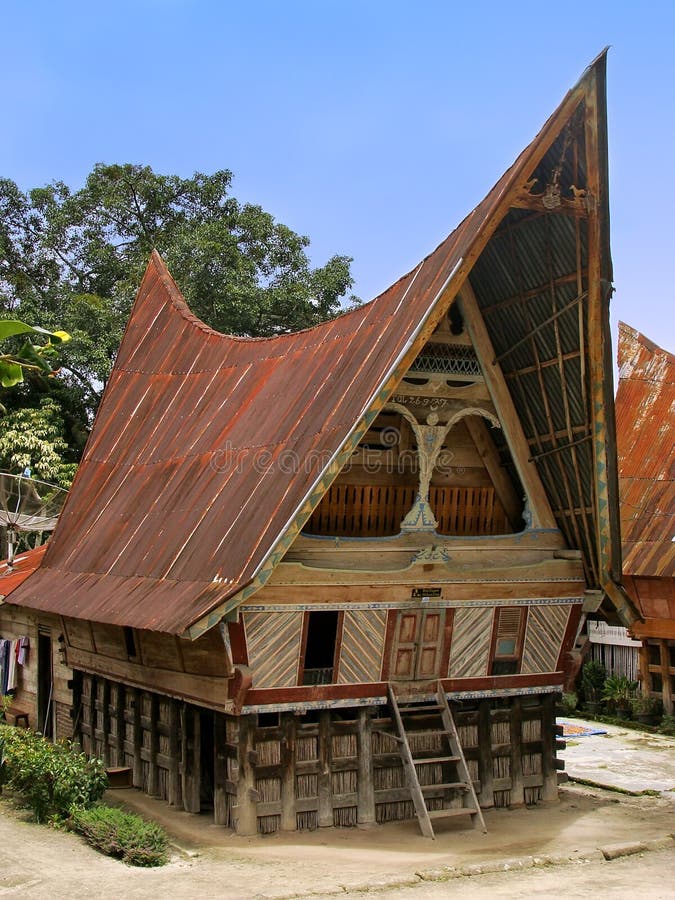 Traditionellt Batak hus på den Samosir ön, Sumatra, Indonesien