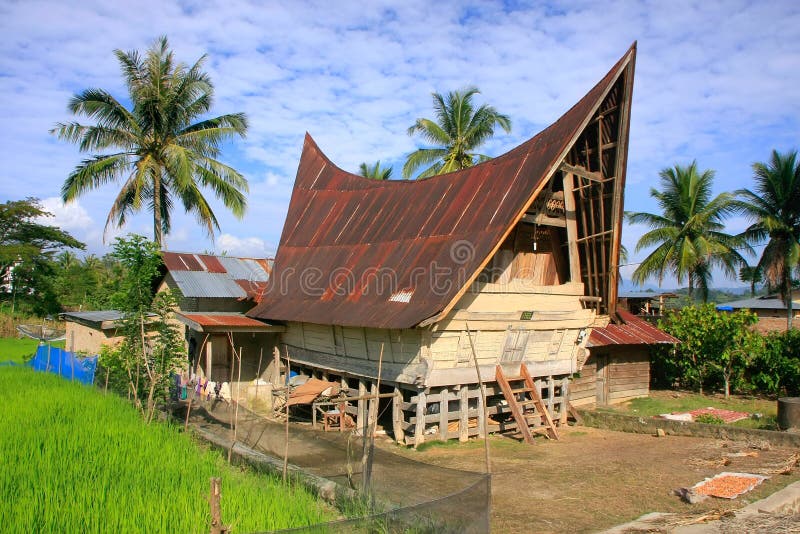 Traditionellt Batak hus på den Samosir ön, Sumatra, Indonesien