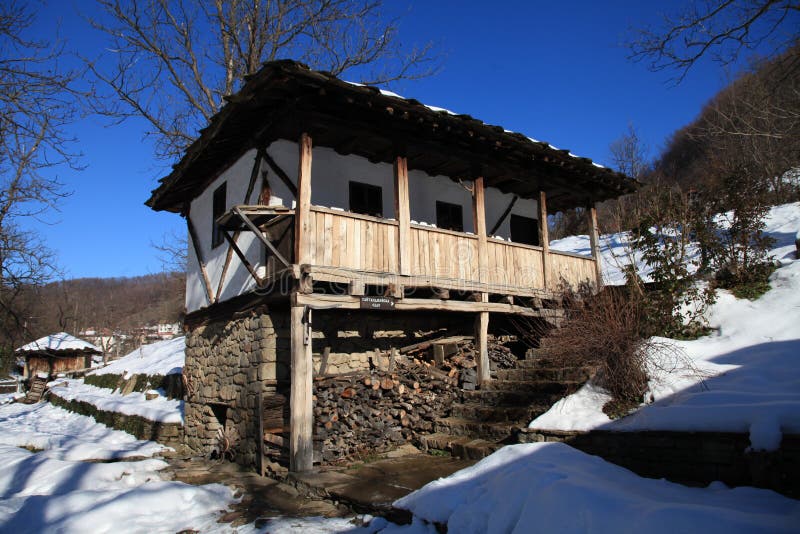 Traditionellt bulgarian hus under vintern, Etar, Gabrovo, Bulgarien