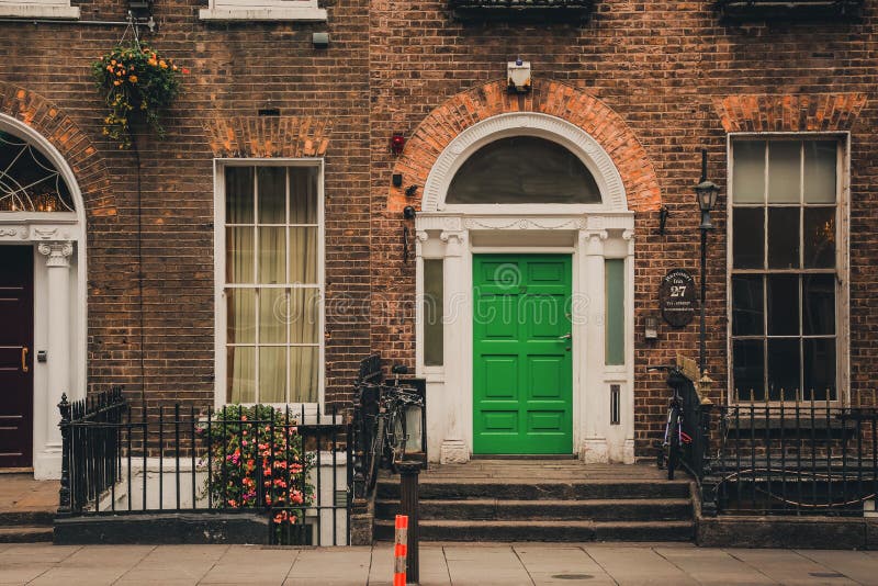 Traditionellt irländskt hus på den Dublin gatan arkivbild Traditionellt irländskt hus på den Dublin gatan arkivbild