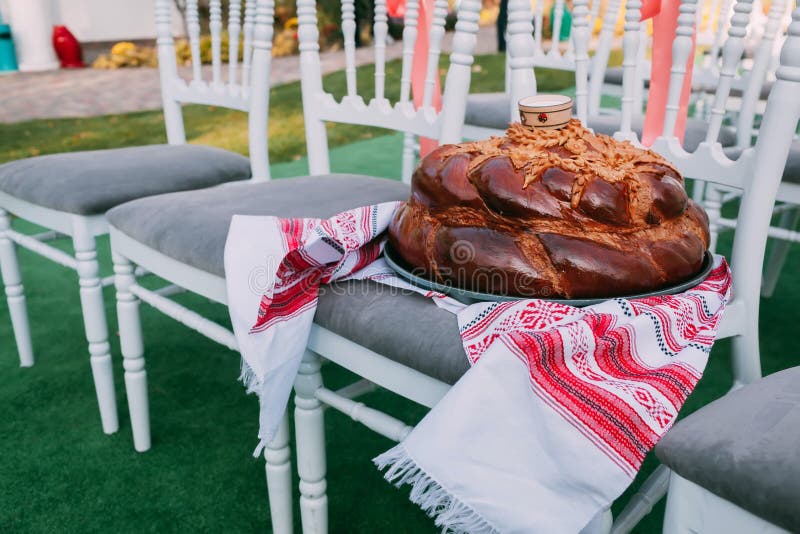 Traditionellt ukrainskt bröllopbröd släntrar i område för bröllopceremoni royaltyfri foto Traditionellt ukrainskt bröllopbröd släntrar i område för bröllopceremoni royaltyfri foto