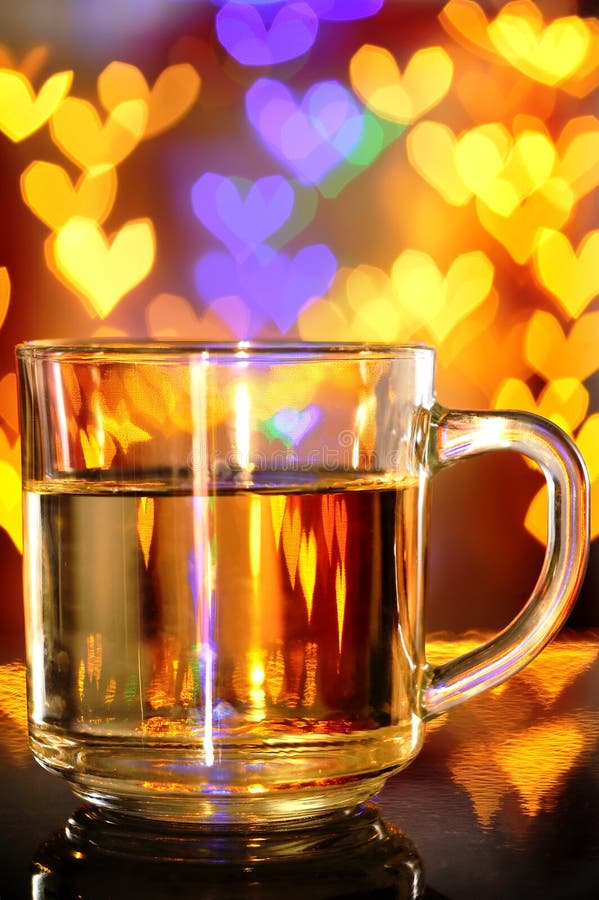 Traditionstee in einem Becher Glas mit dem Herzlicht bokeh Tropfen stockfoto