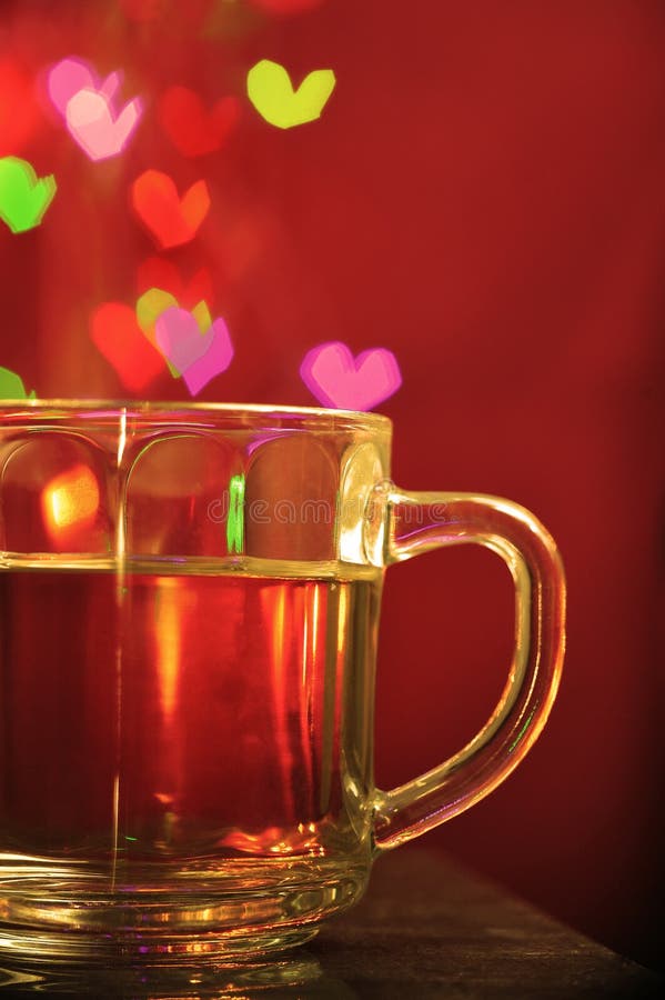 Traditionstee in einem Becher Glas mit dem Herzlicht bokeh Tropfen lizenzfreie stockfotos