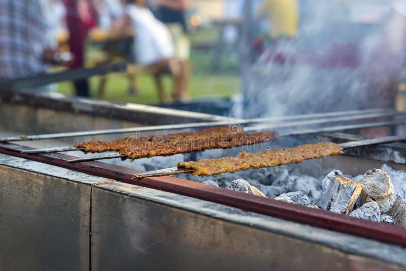 Tradizionalmente tre kebab turco in una barbecue con fumo, chiudete fotografia stock Tradizionalmente tre kebab turco in una barbecue con fumo, chiudete fotografia stock
