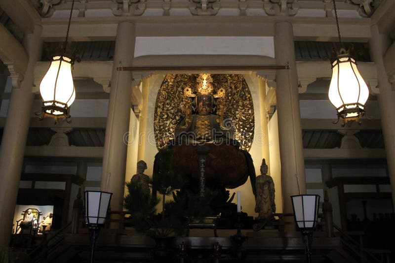 Tradução: A estátua da Buda no templo do zen de Engakuji foto de stock Tradução: A estátua da Buda no templo do zen de Engakuji foto de stock