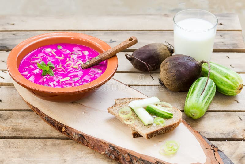 Tradycyjna lithuanian jarzynowa polewka robić beetroot, ogórek, koper, zielona cebula i kefir z składnikami, obraz royalty free Tradycyjna lithuanian jarzynowa polewka robić beetroot, ogórek, koper, zielona cebula i kefir z składnikami, obraz royalty free