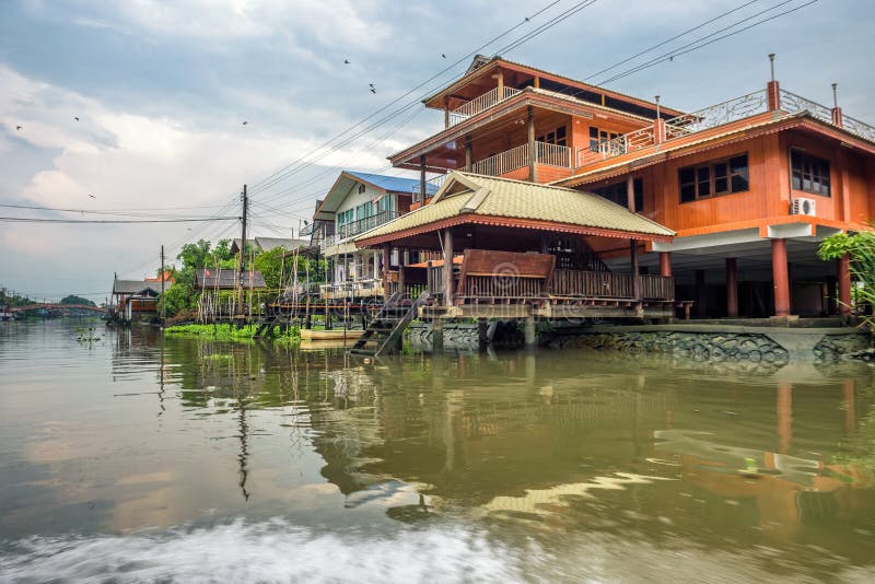 Tradycyjna nadrzeczna tajlandzka wioska Nonthaburi w Tajlandia zdjęcia royalty free Tradycyjna nadrzeczna tajlandzka wioska Nonthaburi w Tajlandia zdjęcia royalty free
