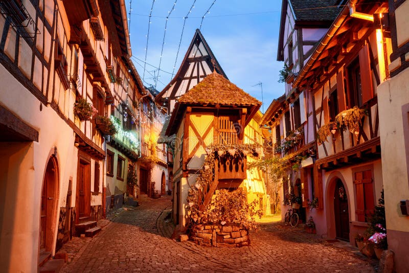 Tradycyjna połówka cembrował domy w Eguisheim Colmar, Alsace, obraz stock Tradycyjna połówka cembrował domy w Eguisheim Colmar, Alsace, obraz stock