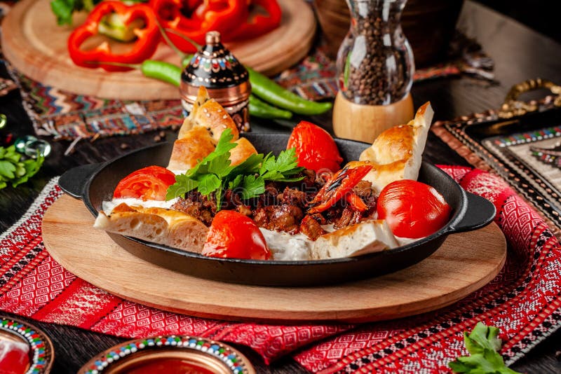 Tradycyjna turecczyzna, Arabska kuchnia Ali Nazik Kebab Siekający baranek z oberżyną, jogurtem i czosnkiem, Osmański jedzenie