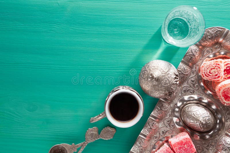 Tradycyjna turecka kawa Turecki zachwyt i szklanka wody na drewnianym stole malowanym w mintgreen. Widok górny obrazy royalty free