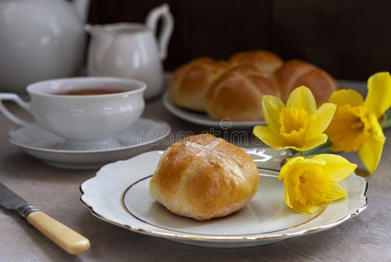 Tradycyjna wielkanocna domowa angielska Hot Cross Buns fotografia stock