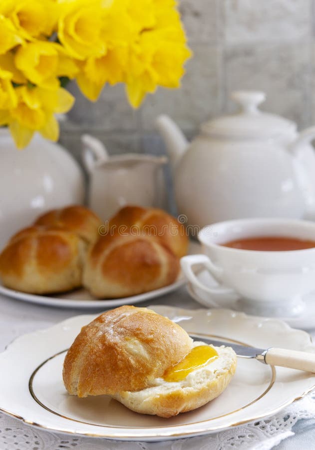 Tradycyjna wielkanocna domowa angielska Hot Cross Buns zdjęcie royalty free