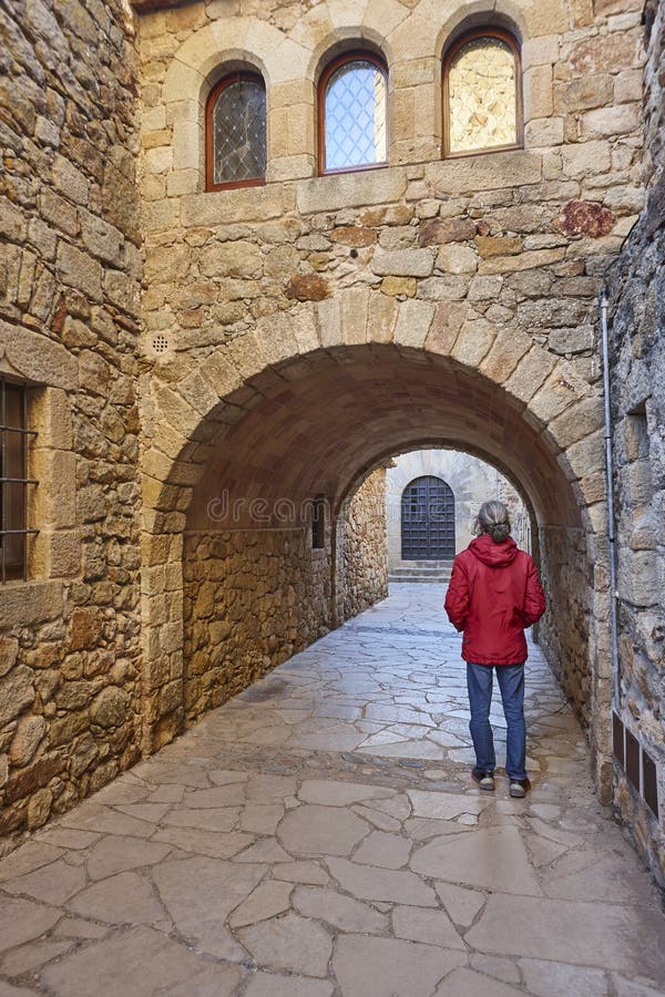 Tradycyjna średniowieczna wioska przyjaciół. kostia brava girona. katalunya hiszpania obrazy royalty free