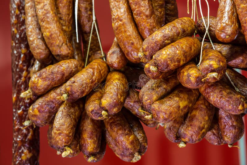 tradycyjne jedzenie Uwędzony kiełbasy mięsa obwieszenie w europejskim jedzeniu