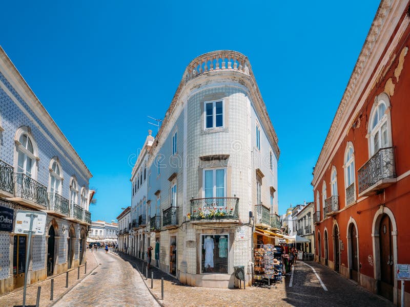 Tradycyjne wąskie ulicy w historycznym centre Tavira miasteczko, Algarve, południowy Portugalia obrazy stock Tradycyjne wąskie ulicy w historycznym centre Tavira miasteczko, Algarve, południowy Portugalia obrazy stock